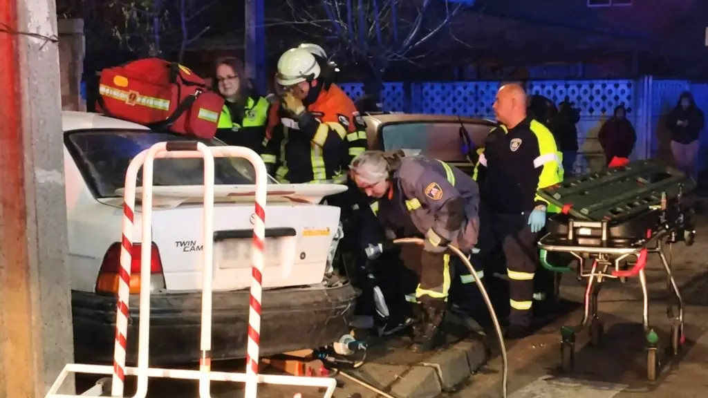 La emergencia movilizó a voluntarios de la Sexta Compañía, quienes realizaron labores de rescate y aseguramiento de la escena., Cuerpo de Bomberos Los Ángeles