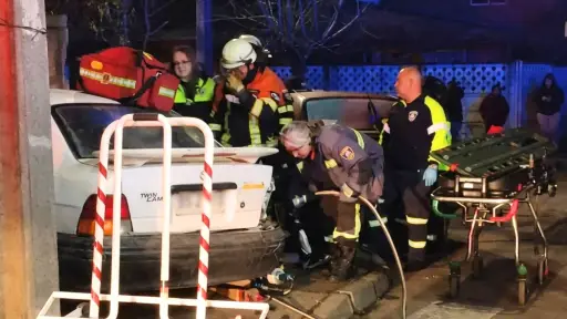 Dos lesionados tras accidente que terminó con vehículo al interior de vivienda en Los Ángeles