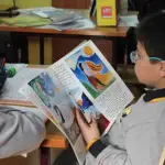 El programa contempla una evaluación nacional de lectoescritura en segundo básico, capacitación docente y nuevas herramientas pedagógicas para reducir el rezago y fortalecer la convivencia escolar., contexto