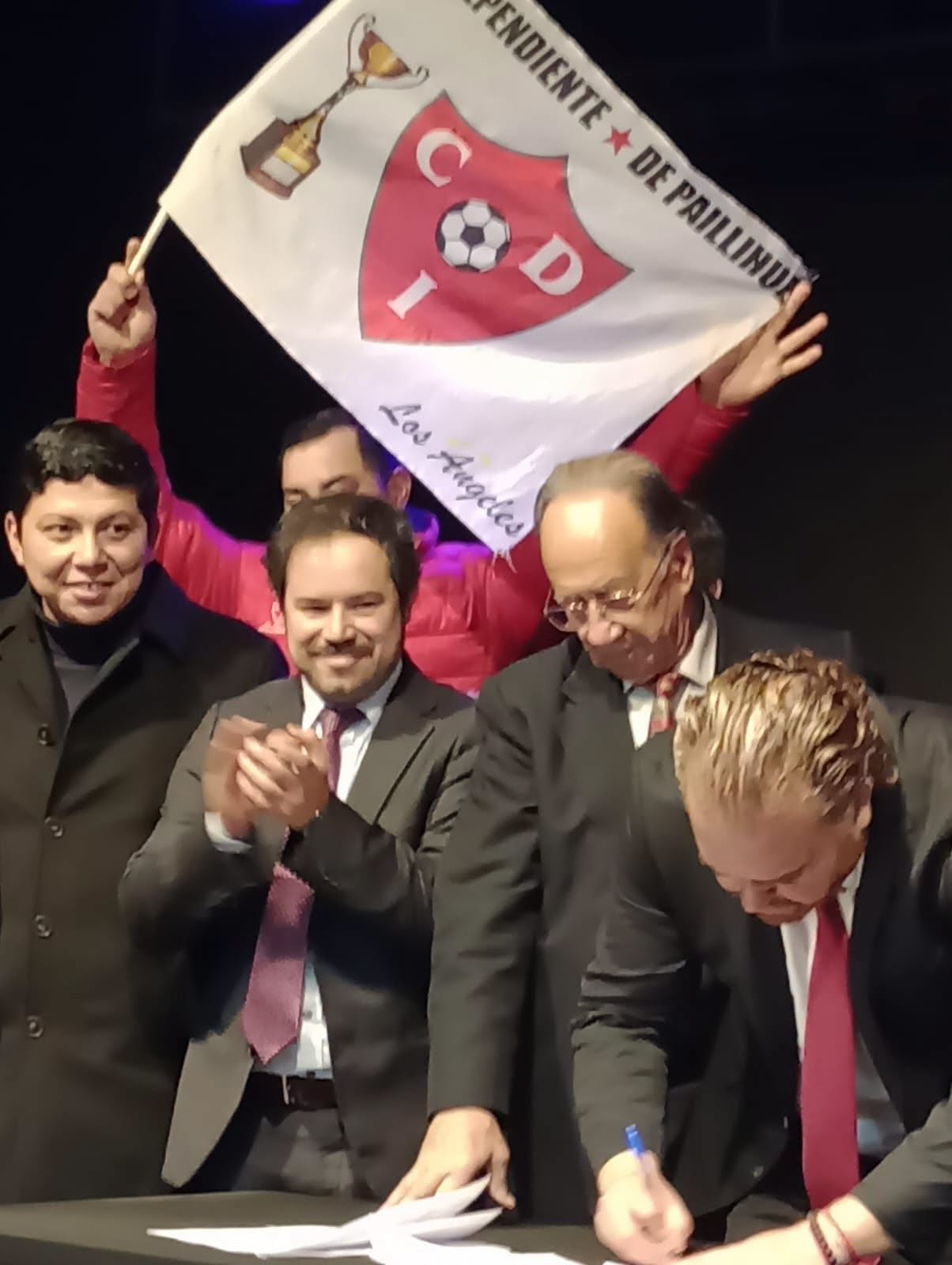El momento de la firma del convenio que da pie para la futura construccción del nuevo complejo deportivo para el Club Independiente de Paillihue / La Tribuna