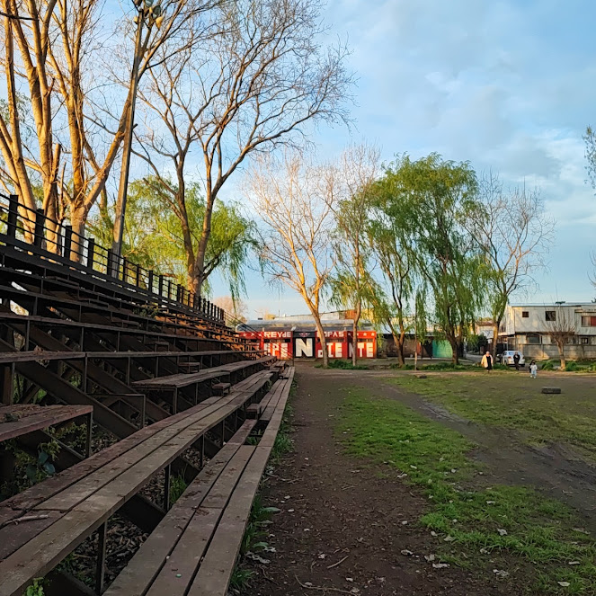 La firma del convenio marca el inicio de un proyecto histórico para el Club Deportivo Independiente de Paillihue, que dejarás a tras su cancha de tierra para transformarse en una infraestructura de nivel / La Tribuna