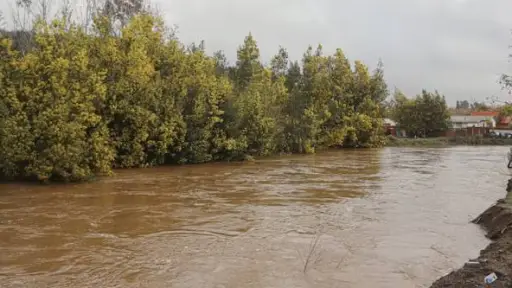 Molina en Alerta Roja: Aumento del caudal del río genera preocupación