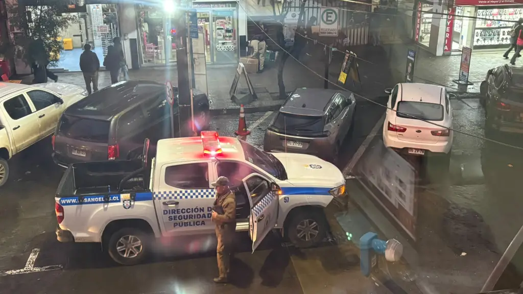 Carabineros y Dirección de Seguridad Pública fiscalizan estacionamientos en calle colo colo, La Tribuna 