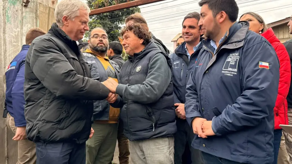 El Presidente José Antonio Kast encabezó una mesa técnica en Concepción y recorrió las comunas de Penco y Tomé para evaluar los daños provocados por el sistema frontal., Gobierno de Chile