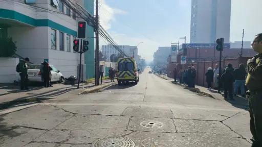 Reportan choque entre vehículo y motociclista en el centro de Los Ángeles