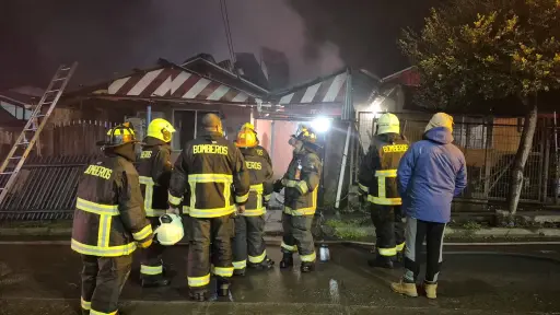 Incendio estructural en Laja deja una vivienda destruida y tres familias afectadas