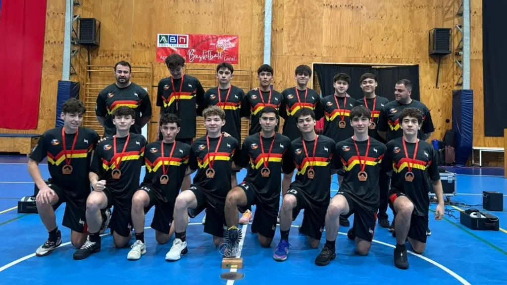 La delegación de básquetbol del Colegio Alemán de Los Ángeles celebró un histórico segundo lugar en el Campeonato Nacional de Colegios Alemanes de Chile disputado en Puerto Varas, La Tribuna