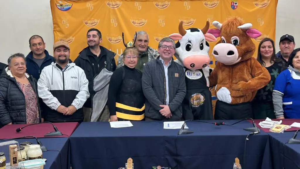El alcalde de Negrete, Alfredo Peña, encabezó la conferencia de prensa de presentación de la V Feria Costumbrista del Queso y la Miel, acompañados en la mesa por muestras de los productos apícolas de la comuna que protagonizarán el evento de julio.