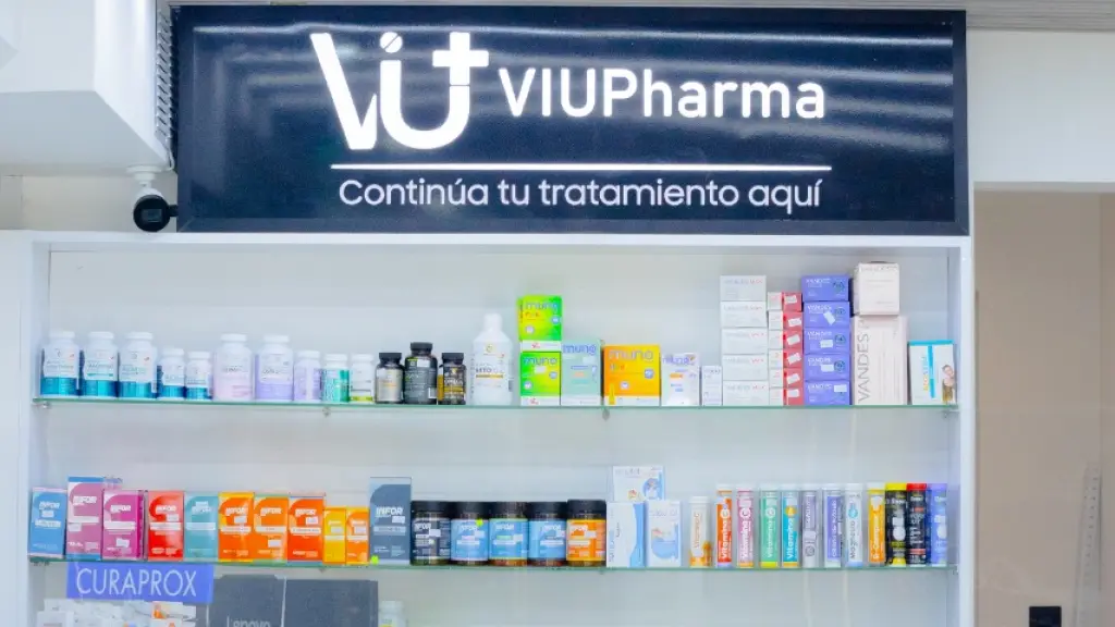 Vista de las nuevas dependencias de Viu Pharma, ubicadas en Avenida Gabriela Mistral 1365, Los Ángeles. El recinto destaca por su diseño iluminado y estanterías equipadas con una alta variedad de productos dermocosméticos, capilares y suplementos alimenticios dispuestos para la atención y educación de los pacientes.