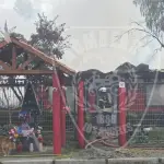 Incendio afecta a vivienda en sector La Playita camino Paraguay , Bomberos 