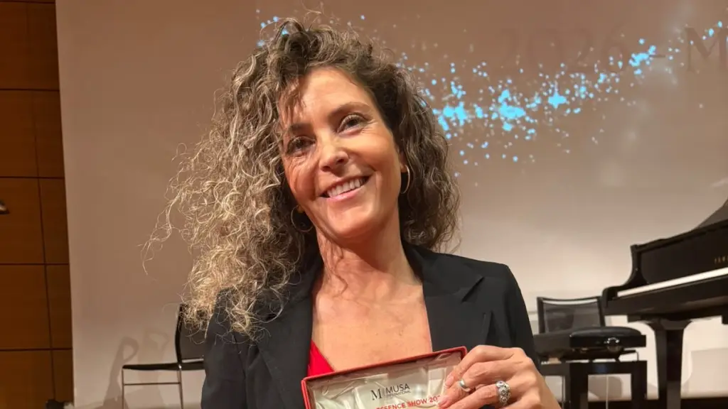 Bernardita Matthei viajó a Italia para participar en el certamen Woman's Essence 2026, donde además expuso su trabajo junto a artistas de distintos países., Cedida