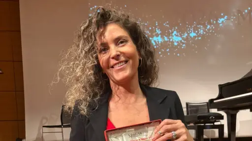 Bernardita Matthei: la escultora radicada en Los Ángeles que conquistó Milán con una obra sobre la resiliencia