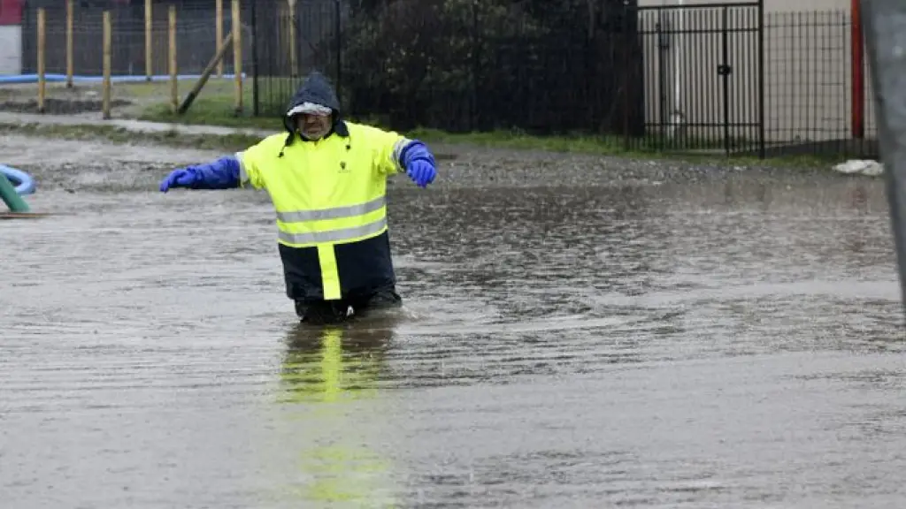 El Gobierno informó que el evento meteorológico ha dejado cerca de 60 viviendas con daños, 8.315 clientes sin suministro eléctrico y mantiene la alerta amarilla en las regiones de La Araucanía, Los Ríos y Los Lagos., ADN