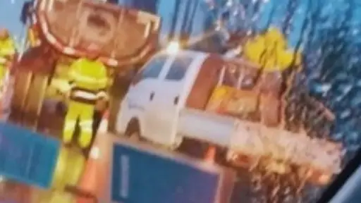 Accidente en avenida Las Industrias provoca congestión tras maniobra de camión en cruce El Peral