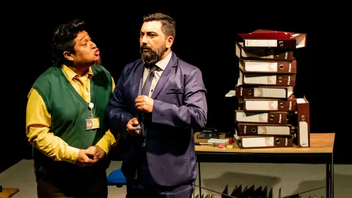 Humor y burocracia: La comedia Oficina de Asuntos se presenta gratis en Los Ángeles