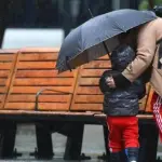 Funcionarios y autoridades monitorean las condiciones meteorológicas en la Región de Los Ríos, tras la decisión de suspender las clases debido al sistema frontal que afecta a la zona sur del país., contexto
