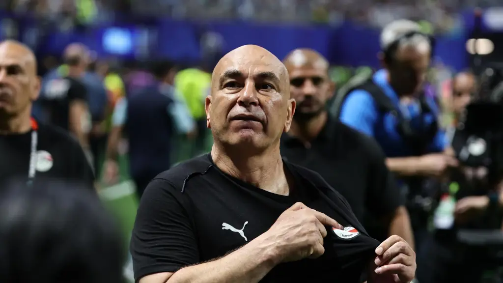 El entrenador Hossam Hassan criticó el arbitraje tras la derrota de Egipto frente a Argentina en los octavos de final del Mundial 2026., RONALD WITTEK / EFE/EPA