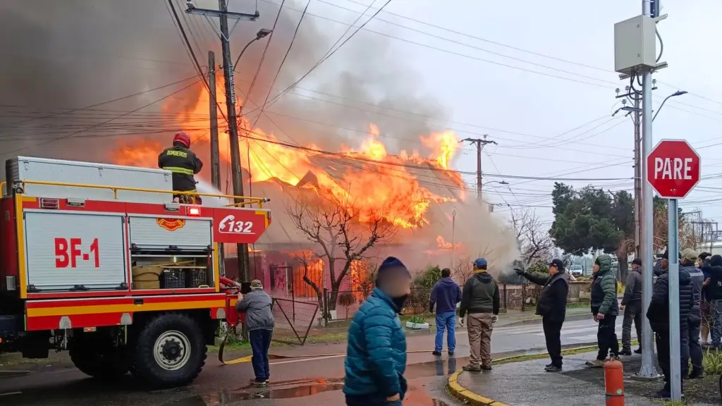 Voluntarios de Bomberos de Huépil apoyaron las labores para controlar el incendio registrado en Cholguán Estación, comuna de Yungay, Región de Ñuble., Redes sociales