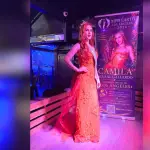 Camila Alveal recibió el respaldo de familiares, emprendedores y representantes de distintas organizaciones durante la actividad en la que obtuvo la banda que la acredita para competir a nivel nacional., Nicolás Maureira | La Tribuna