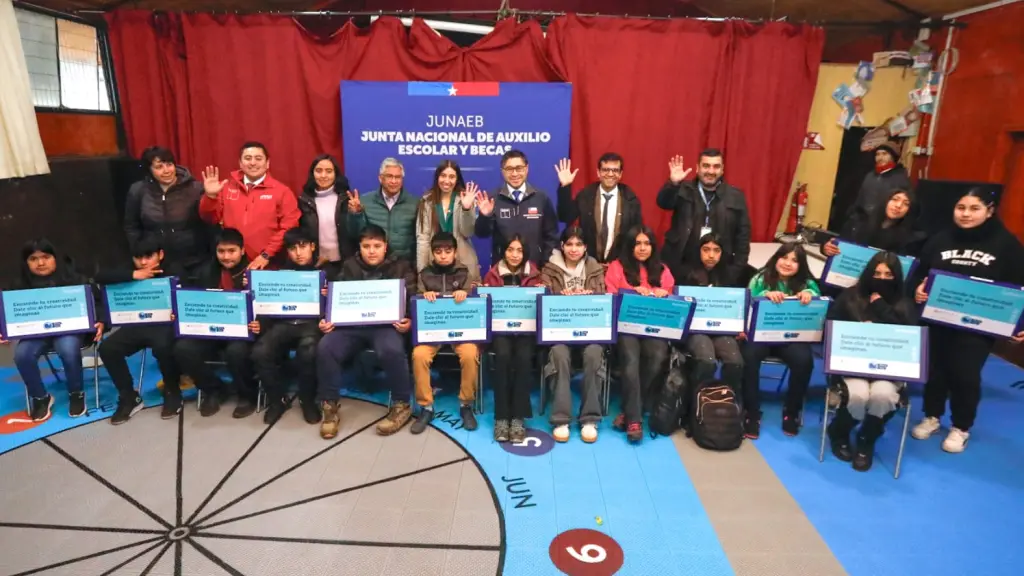 Alto Biobío recibe 85 computadores del programa Becas TIC para estudiantes de 7° básico, cedida