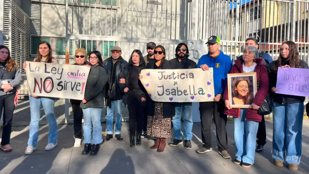 Cercanos a Isabella Belmar exhibieron carteles en las afueras del Tribunal de Juicio Oral en lo Penal de Concepción, donde se desarrolló el proceso en contra del conductor., Cedida