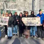 Cercanos a Isabella Belmar exhibieron carteles en las afueras del Tribunal de Juicio Oral en lo Penal de Concepción, donde se desarrolló el proceso en contra del conductor., Cedida