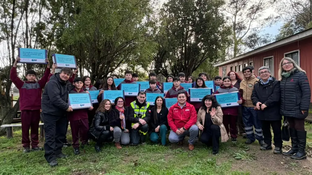 Escuela Punta de Parra recibe computadores para facilitar educación continua, cedida