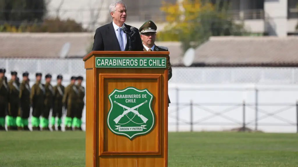 La ceremonia se desarrolló en la Plaza de la Constitución y reunió a autoridades de Gobierno junto a representantes de Carabineros., radio.uchile.cl