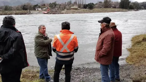 Dirigentes de Loncopangue discuten reactivación de balsadero y seguridad vial