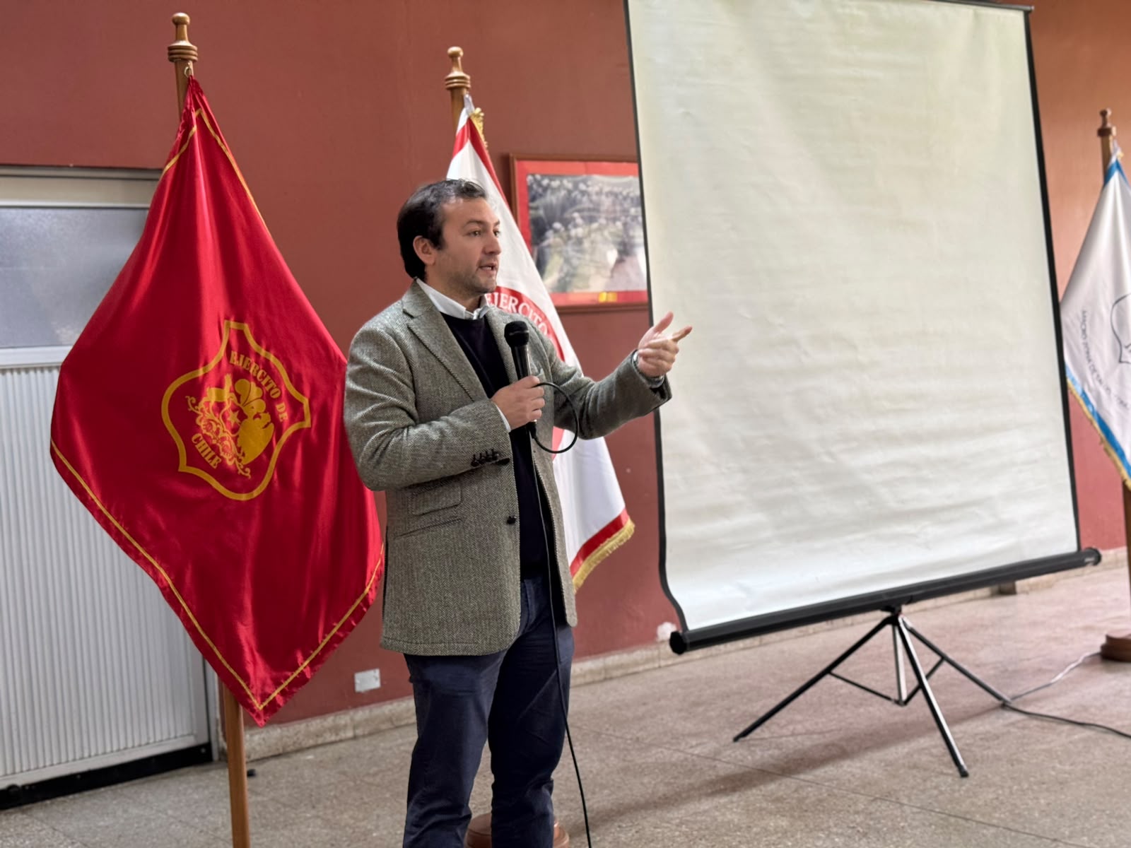 El jefe del Servicio de Urología de Clínica Andes Salud Concepción, Dr. Víctor Manzanares, realizó una charla educativa dirigida a cerca de 200 integrantes de la Guarnición Militar de Concepción. / Andes Salud