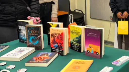 Campaña solidaria permite aumentar los libros de una biblioteca escolar en Los Ángeles