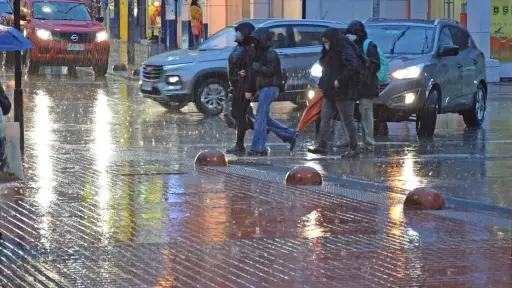 Accidentes, cortes de luz y semáforos apagados en Los Ángeles marcan la llegada del nuevo sistema frontal