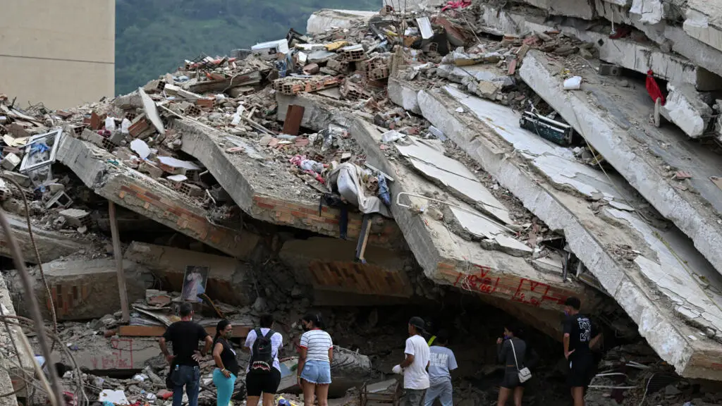 Las autoridades avanzan hacia la reconstrucción y la asistencia humanitaria tras más de 1.400 réplicas.,  ©Raúl Arboleda / AFP 