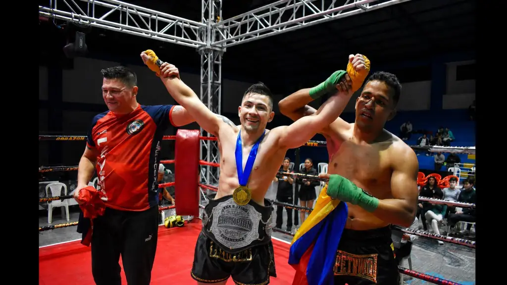 Reynaldo “Lobo” Torres celebra con orgullo la conquista del título sudamericano de kickboxing en Cochabamba, Bolivia, llevando el cinturón continental hasta Los Ángeles y dejando en lo más alto el nombre de Chile, La Tribuna