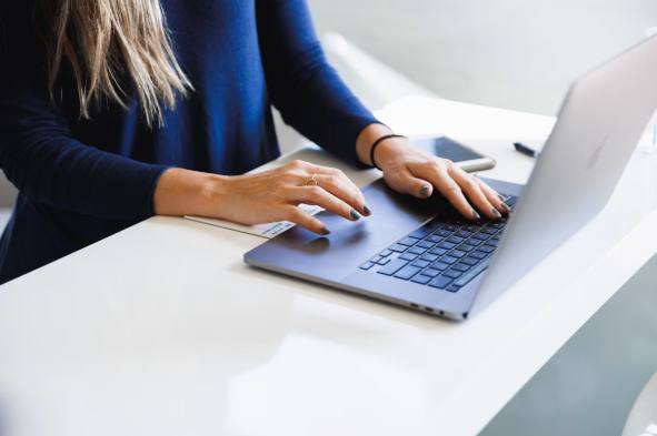Antes de valorar los puntos o descuentos, es fundamental comprobar si las promociones bancarias realmente coinciden con tus hábitos de consumo. / Unsplash