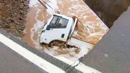 Camión cayó a un río tras colapso de puente en Freirina: conductor y copiloto fueron rescatados por vecinos