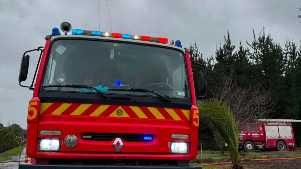 El incendio afectó una bodega en el sector El Ciruelo y fue controlado por Bomberos antes de que alcanzara un invernadero., Cuerpo de Bomberos de Los Ángeles