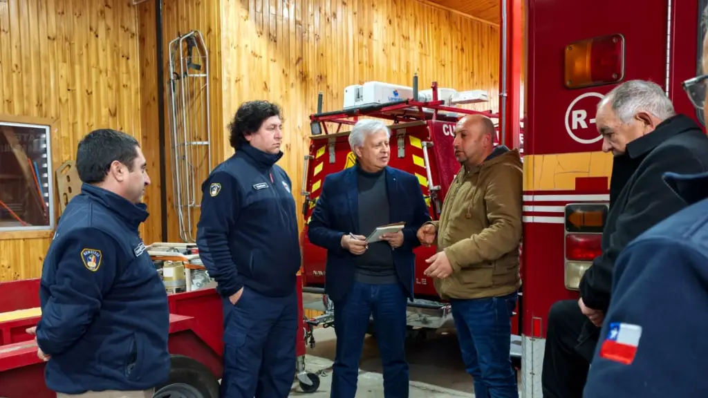 Autoridades locales y de Bomberos de Quilleco detallan al senador Gastón Saavedra las urgentes necesidades de infraestructura y equipamiento de la institución, cuya inversión asciende a 640 millones de pesos., Gastón Saavedra
