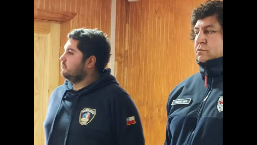 Encuentro entre el senador Gastón Saavedra, autoridades municipales y el Cuerpo de Bomberos local. | Gastón Saavedra