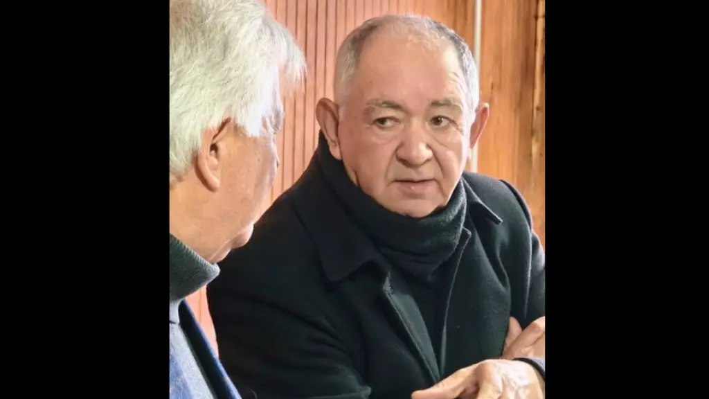 Encuentro entre el senador Gastón Saavedra, autoridades municipales y el Cuerpo de Bomberos local. | Gastón Saavedra