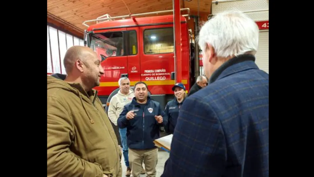 Encuentro entre el senador Gastón Saavedra, autoridades municipales y el Cuerpo de Bomberos local. | Gastón Saavedra