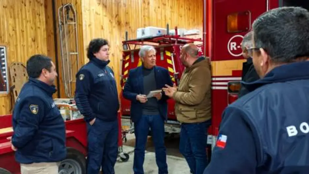 Encuentro entre el senador Gastón Saavedra, autoridades municipales y el Cuerpo de Bomberos local. | Gastón Saavedra