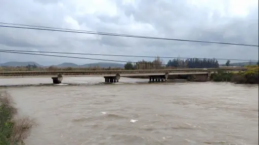 Crecida de los ríos Laja y Biobío deja a tres comunas bajo alerta roja