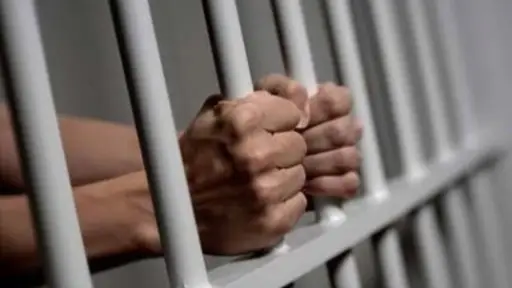 Cárcel efectiva para hombre que amenazó con un cuchillo a su padre de 82 años en Los Ángeles
