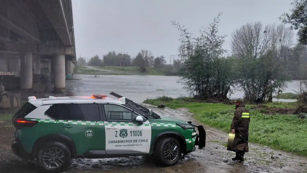 Autoridades monitorean el aumento del caudal del río Perquilauquén en la Región de Ñuble, donde el intenso sistema frontal mantiene bajo vigilancia la Ruta 5 Sur ante el riesgo de desbordes y posibles afectaciones a la conectividad del principal corredor vial del país., redes sociales