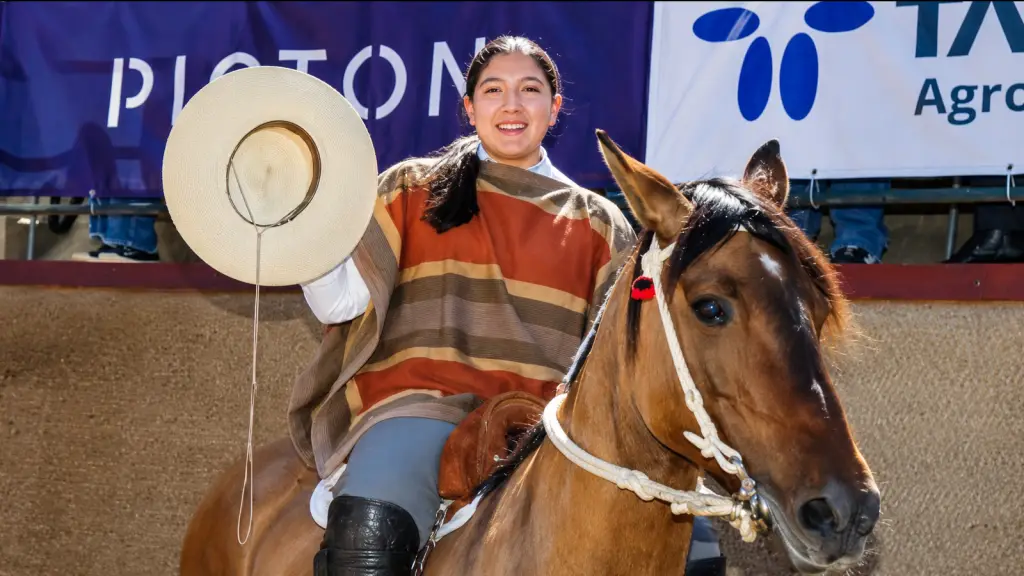 A sus 17 años, celebra una temporada inolvidable junto a su familia y a “Cutipay Intrusa”, la yegua con la que alcanzó la gloria en Rancagua, Caballoyrodeo.cl