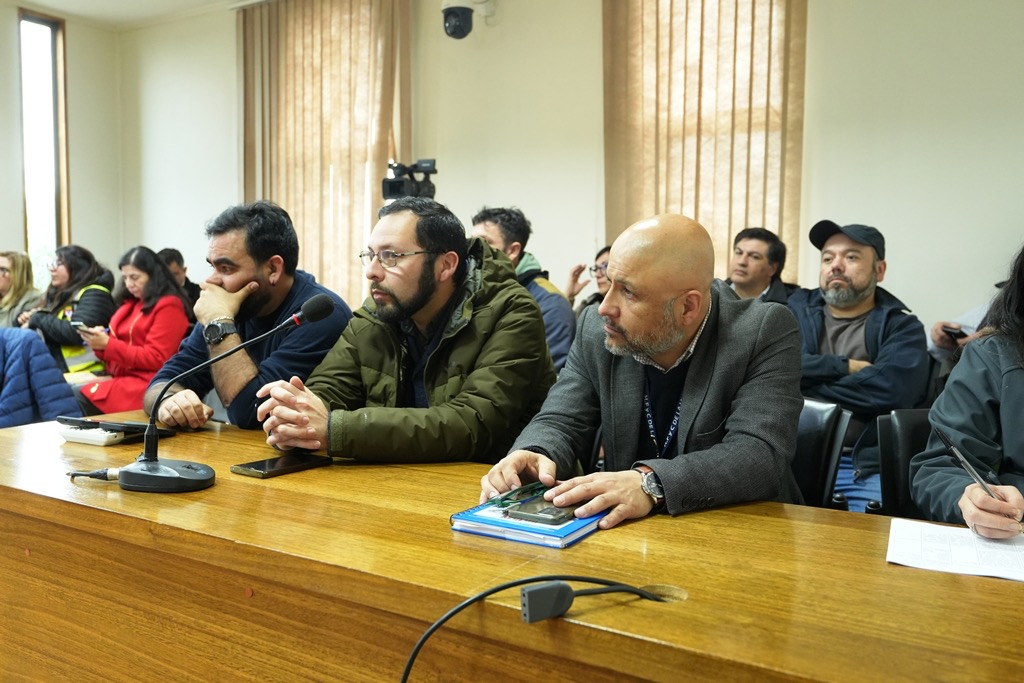 Durante el COGRID participaron representantes de Bomberos, Carabineros, Hospital de Laja, empresas de servicios básicos, CMPC y equipos municipales, quienes revisaron los protocolos de respuesta y la disponibilidad de recursos para enfrentar posibles emergencias. / Municipalidad de Laja