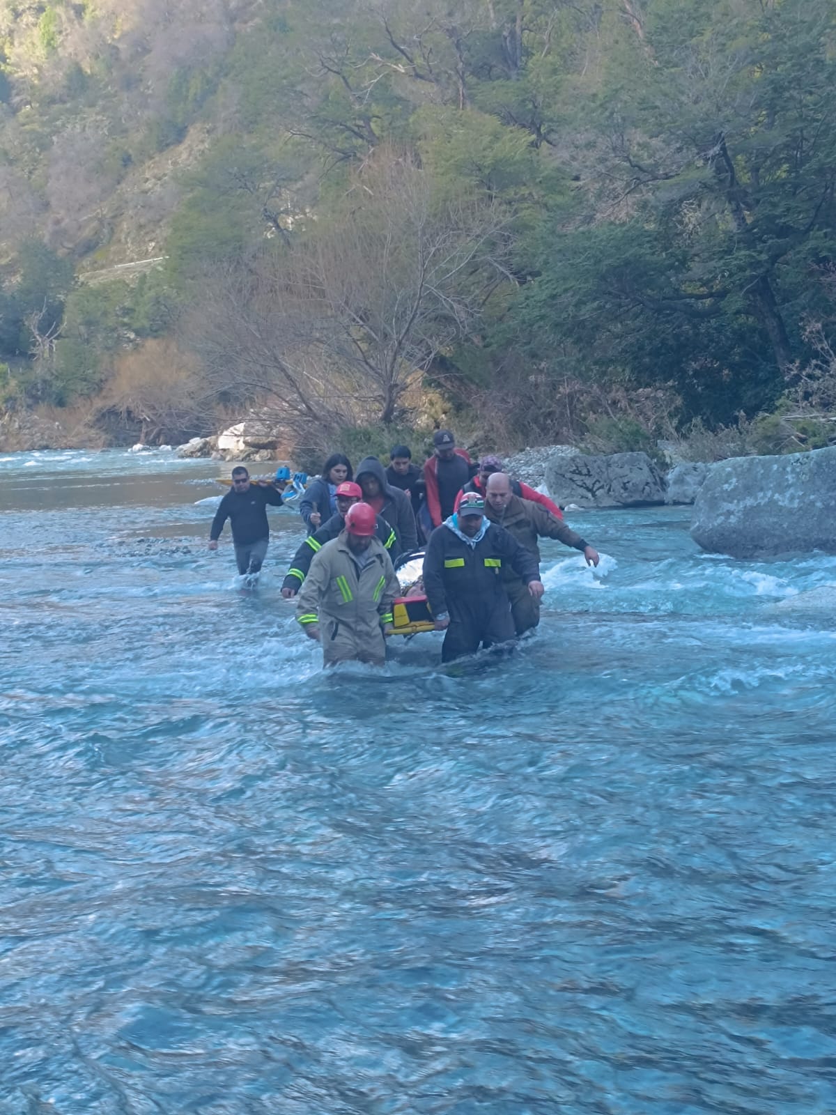 Rescate en río Queuco / Carabineros de Chile