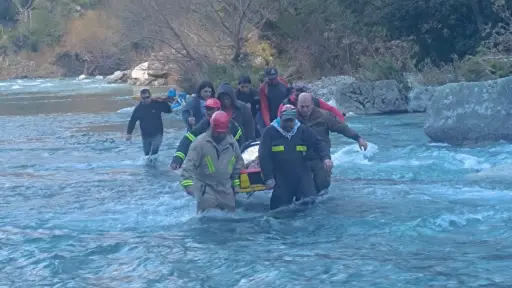 Padre y su hijo resultan lesionados tras caer al río Queuco desde puente colgante