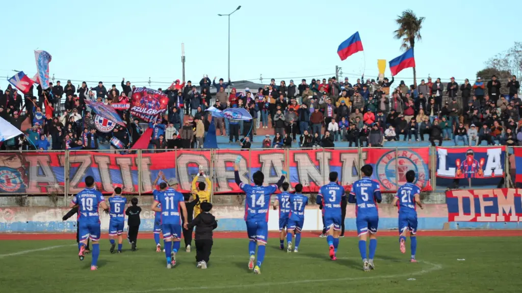 La hinchada Azulgrana siempre presente en el Municipal angelino, siendo testigo de un nuevo triunfo de Iberia en la Tercera B, La Tribuna